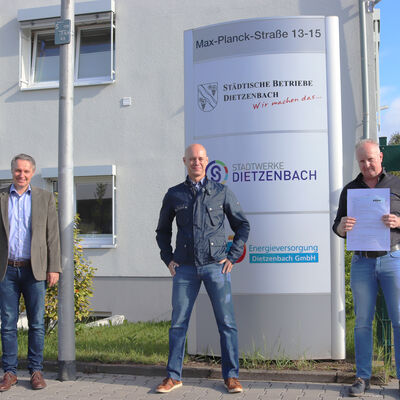 Bild vergr&ouml;&szlig;ern: &Uuml;bergabe Zertifikat