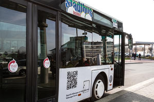 Bild vergr&ouml;&szlig;ern: Stadtbus an der Haltestelle