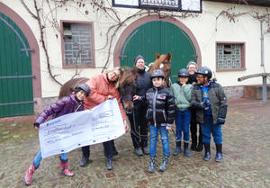 Bild vergr&ouml;&szlig;ern: Scheck&uuml;bergabe - Stadtwerke sponsern AG Reiten 