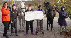 Bild vergr&ouml;&szlig;ern: Stadtwerke Dietzenbach f&ouml;rdern heilp&auml;dagogisches Reiten f&uuml;r Kinder