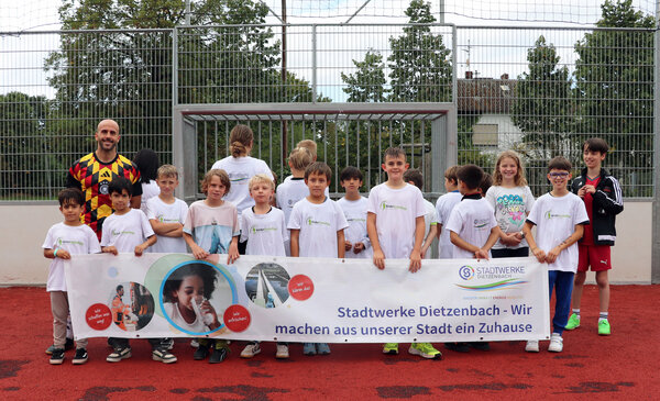 Gruppenbild_Kinderfu&szlig;balltage_Montessori Schule